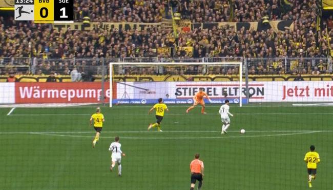 بمشاركة عمر مرموش هدف اينتراخت فرانكفورت في مرمي بوروسيا دورتموند