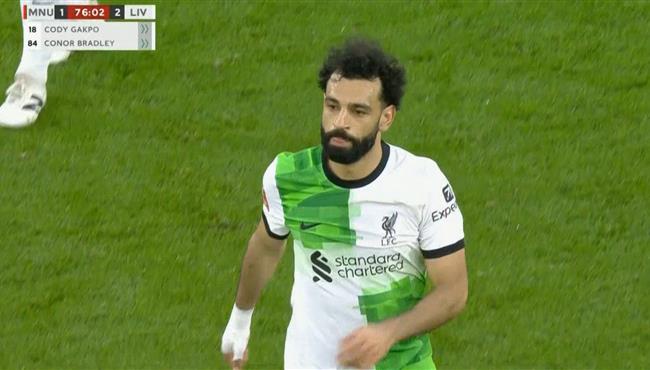 لحظة خروج محمد صلاح في مباراة مانشستر يونايتد وليفربول ورد فعل الجماهير