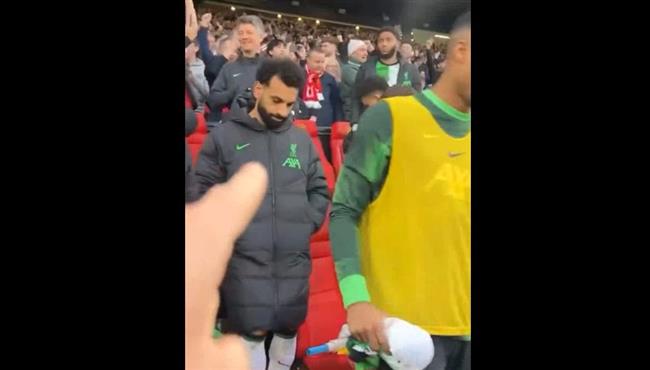 أحد جماهير مانشستر يونايتد يسخر من محمد صلاح بعد خسارة ليفربول