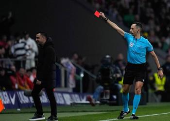 سبورت تنشر تقرير حكم مباراة برشلونة وأتلتيكو مدريد بشأن طرد تشافي