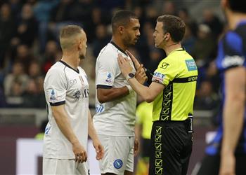 مدافع نابولي يهاجم أتشيربي تصريحاتك تتناقض مع ما حدث في الملعب