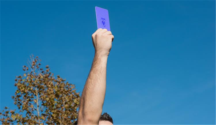 فيفا يرفض البطاقة الزرقاء في كرة القدم