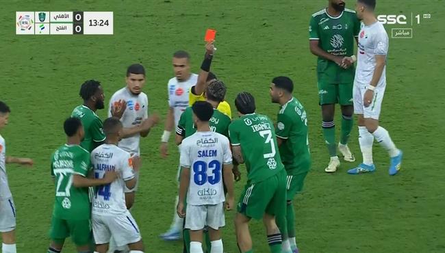طرد روجير إيبانيز في مباراة الاهلي والفتح بالدوري السعودي ورد فعل رياض محرز