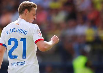 أطباء برشلونة يخبرون تشافي بموقف دي يونج من مباراة باريس سان جيرمان