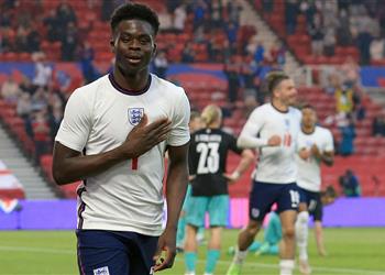 ساكا يغادر معسكر منتخب إنجلترا وتقارير توضح تفاصيل الإصابة