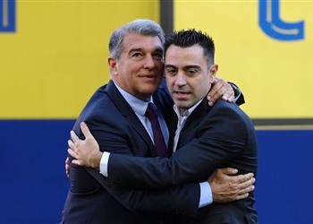 لابورتا يلمح إلى إمكانية بقاء تشافي ويؤكد برشلونة فوق الجميع