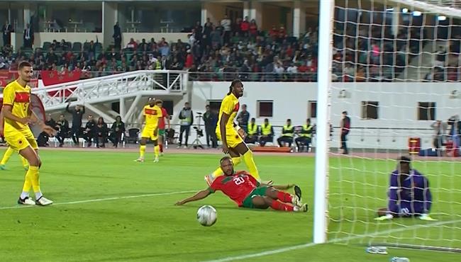 ايوب الكعبي يهدر هدف محقق امام انجولا بطريقة غريبة