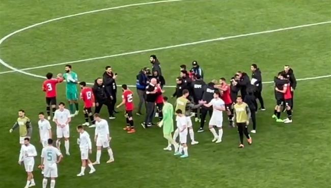 حسام حسن يهنئ لاعبي المنتخب بعد الفوز علي نيوزيلندا واللاعبون يحرصون علي تحية الجماهير