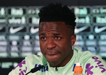 فيديو فينيسيوس جونيور باكي ا فكرت في الاعتزال بسبب العنصرية ويعلن موقفه من مغادرة ريال مدريد