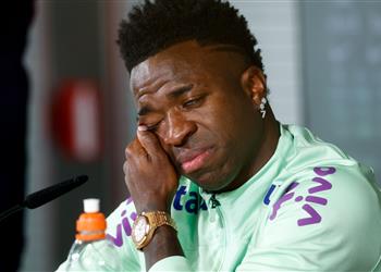 صحفي إسباني عن دموع فينيسيوس في المؤتمر الصحفي كل شيء كان متفق عليه