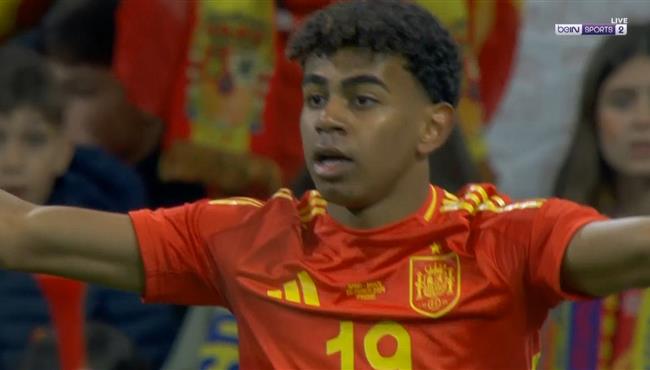 لامين يامال يراوغ اثنين من لاعبي البرازيل بمهارة رائعة