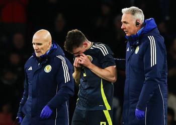 وسط ترقب ليفربول مدرب اسكتلندا يعلق على إصابة روبرتسون