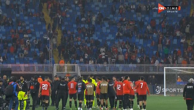 لاعبي مصر وحسام حسن يتبادلون التحية مع الجماهير بعد مباراة مصر وكرواتيا