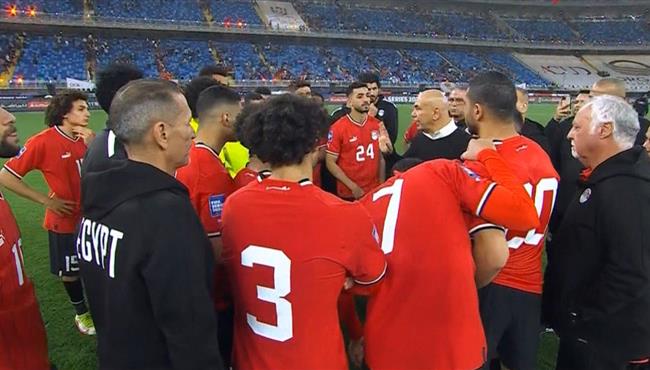لقطة حسام حسن مع اللاعبين بعد مباراة مصر وكرواتيا في نهائي كاس عاصمة مصر