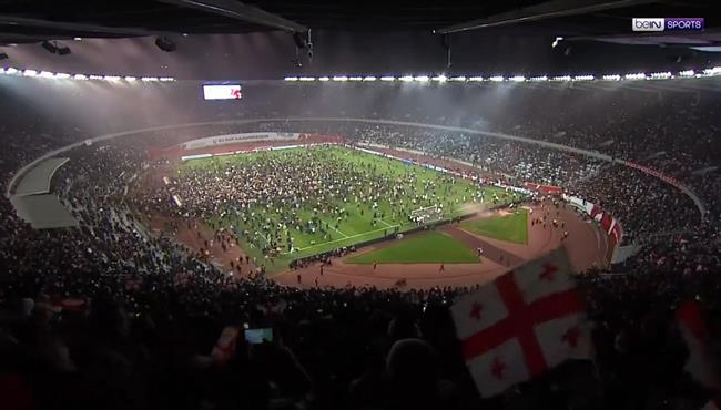 جماهير جورجيا تقتحم الملعب في احتفال هستيري بعد تأهلهم الى يورو 2024