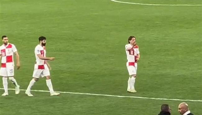 لوكا مودريتش يتبادل التحيه مع الجماهير المصرية لحظة خروجه في مباراة مصر وكرواتيا