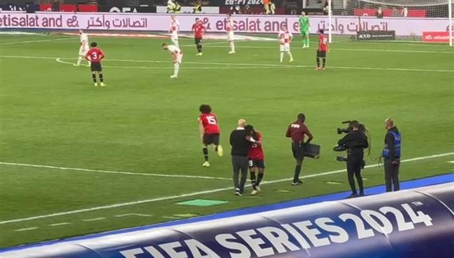 عناق خاص من حسام حسن وتحية من الجماهير لـ مروان عطية لحظة خروجه في مباراة كرواتيا