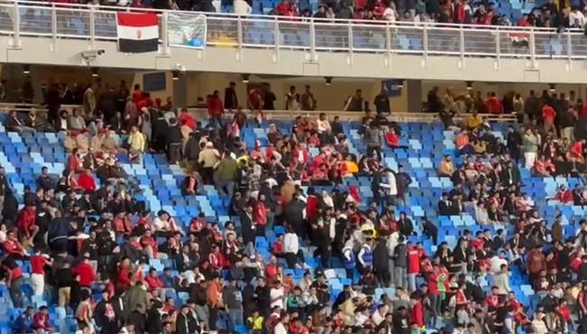 الجماهير المصرية تغادر الملعب بعد هدف كرواتيا الرابع امام مصر وقبل انتهاء المباراة