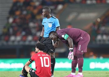 مدافع منتخب مصر يكشف كواليس إصابة محمد صلاح في أمم إفريقيا وهدفه من السفر إلى ليفربول