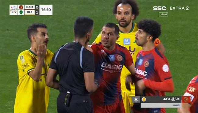 طارق حامد يتسبب في طرد لاعب الخليج بالدوري السعودي