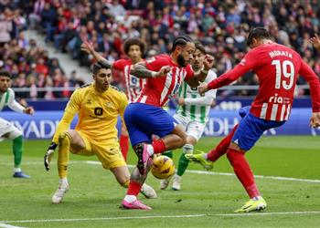 أتلتيكو مدريد يتخطى ريال بيتيس بصعوبة في الدوري الإسباني