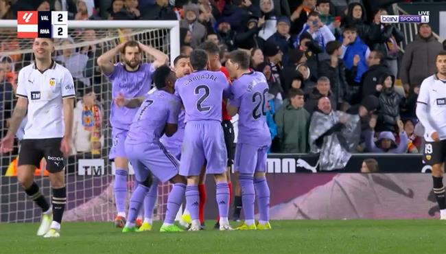 لحظة انهاء الحكم مباراة ريال مدريد وفالنسيا قبل هدف بيلينجهام