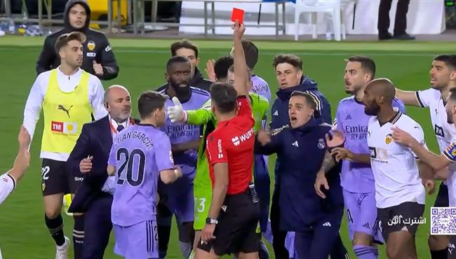 طرد بيلينجهام لاعتراضه علي قرار الحكم بنهاية مباراة ريال مدريد وفالنسيا