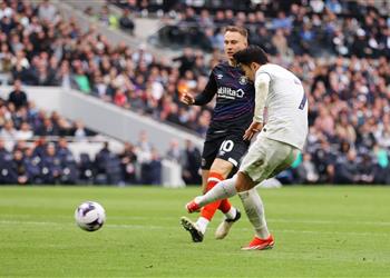 فيديو سون يخطف فوز ا قاتل ا لـ توتنهام من لوتون تاون في الدوري الإنجليزي