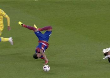 فيديو طرد مباشر لحارس لاس بالماس أمام برشلونة في الدوري الإسباني