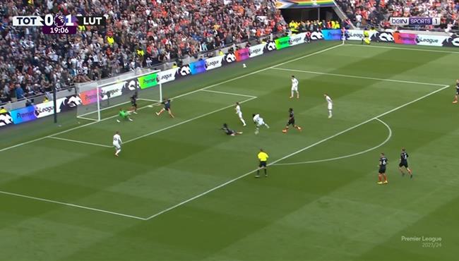 الكرة ترفض دخول المرمي شاهد فرصة غريبة لتوتنهام امام لوتون تاون في الدوري الانجليزي