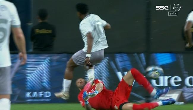 طرد لاعب الطائي بعد تدخل قوي علي اوسبينا في الدوري السعودي