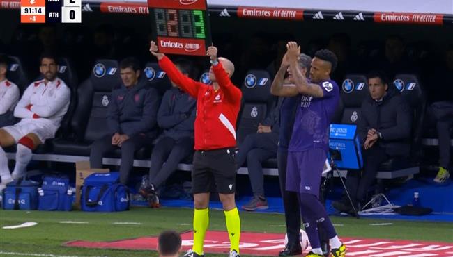 استقبال حافل من جماهير ريال مدريد لـ ميليتاو لحظة نزوله في مباراة اتلتيك بلباو