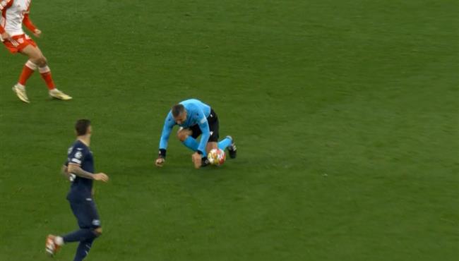 لقطة طريفة سقوط الحكم في مباراة بايرن ميونخ ولاتسيو بدوري ابطال اوروبا