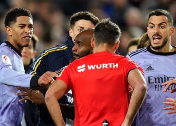 يجعلوني عبرة للغير بيلينجهام يوجه رسالة نارية للحكام بعد طرده أمام فالنسيا