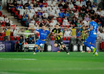 فيديو الهلال يتوج بالسوبر السعودي برباعية في شباك الاتحاد