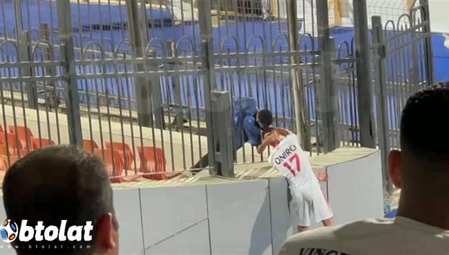 مشجع يقبل رأس محمد شحاتة احتفال ا بالفوز علي الاتحاد