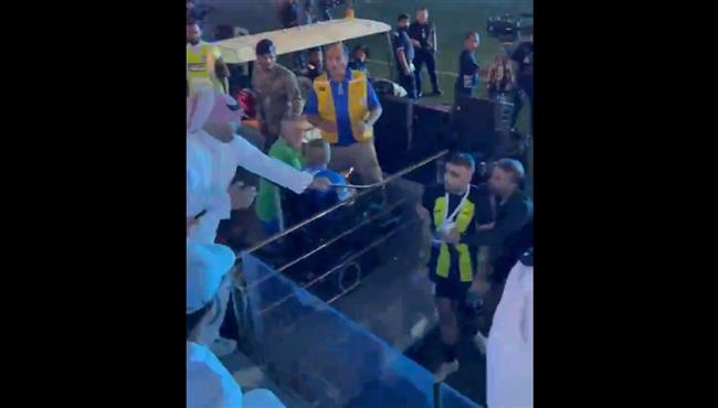 خناقة عبد الرزاق حمد الله مع احد الجماهير بعد مباراة الهلال والاتحاد