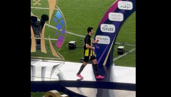 رد فعل احمد حجازي لحظه استلامه مديله المركز الثاني بعد تتويج الهلال بالسوبر السعودي