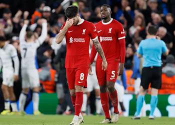 مهاجم مانشستر يونايتد يحتفل بهزيمة ليفربول أمام أتالانتا