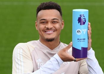 فيديو رد فعل مؤثر لـ مونيز بعد مفاجئته بجائزة لاعب الشهر في الدوري الإنجليزي