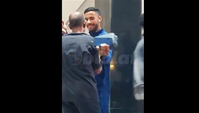 عناق حار بين ناصر ماهر وعم حارث قبل مباراة الاهلي والزمالك