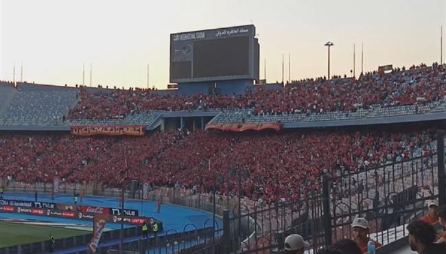 جماهير الاهلي تهتف لمصطفي شوبير واللاعب يرد التحية
