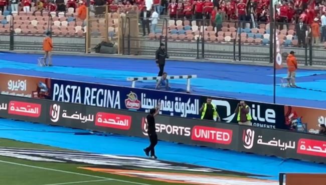 جماهير الاهلي سلامات يا حسين واللاعب يرد التحية