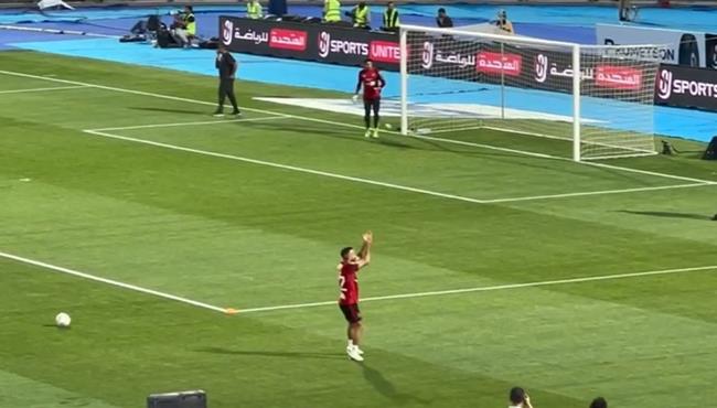 جماهير الأهلي تهتف لافشه واحد اتنين صاحب القاضيه فين