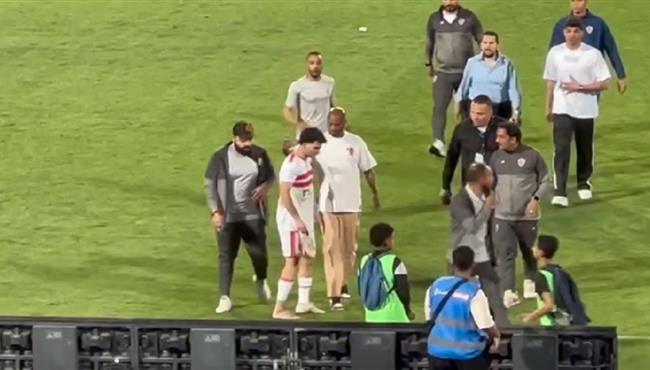 لحظة خروج زيزو وهتافات جماهير الزمالك له وشيكابالا يذهب لـ الاطمنان عليه