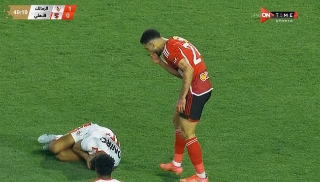 مشادة بين محمد عبد المنعم وسيف الدين الجزيري في مباراة الاهلي والزمالك