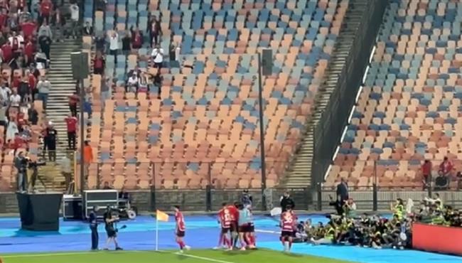 احتفال احمد عبد القادر بهدفه في مرمي الزمالك مع جماهير الاهلي