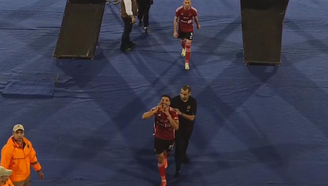 محمد عبد المنعم يشتبك لفظيا مع أحد الجماهير بعد مباراة الاهلي والزمالك