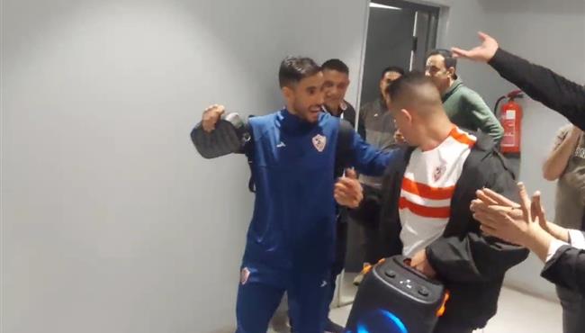 ناصر ماهر يرقص احتفالا بـ الفوز علي الاهلي ويلتقط الصور مع الجماهير