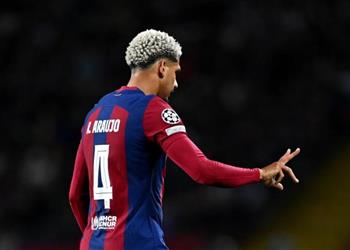 ماذا تعني إشارة أراوخو بعد طرده في مباراة برشلونة وباريس سان جيرمان